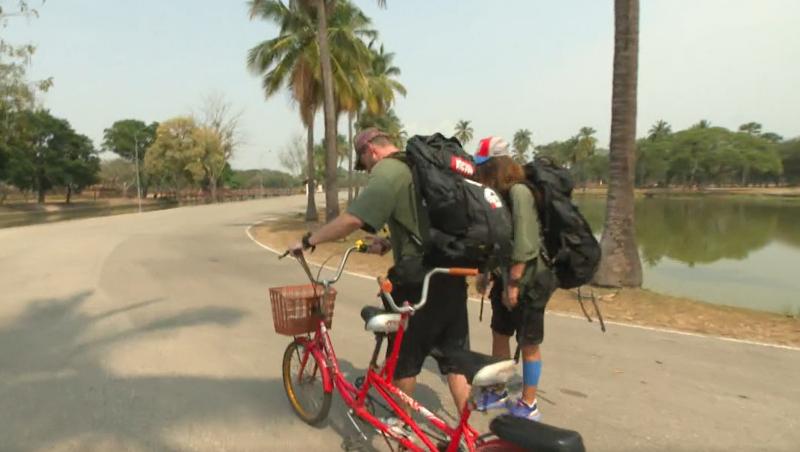 Asia Express sezonul 7. Victor și Selina au plonjat în apă cu tot cu bicicletă și au avut nevoie de intervenția medicilor