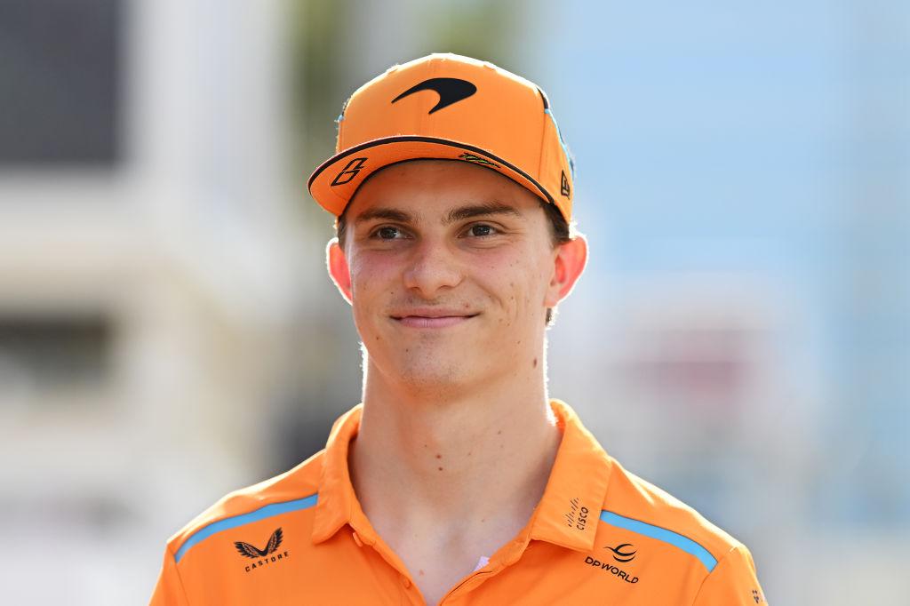 oscar piastri în echipament mclaren pe circuitul din baku