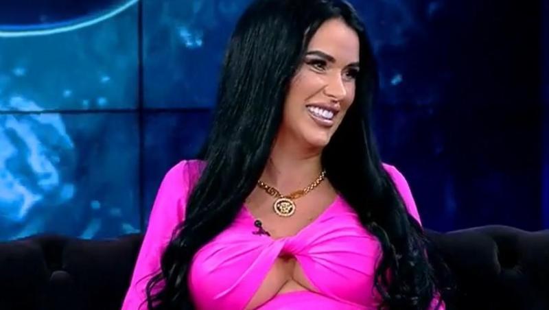 Daniela Crudu, sexy într-o rochie roșie și mulată cu decolteu generos. Cum arată fosta asistentă TV după două nașteri