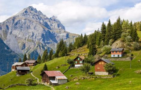 Satul din Europa unde toți cei 6000 de locuitori au case pe aceeași stradă. Cum arată de la înâlțime „Mica Toscana”