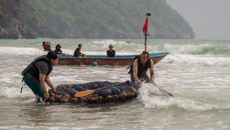 Asia Express, sezonul 7. Ce echipă a câștigat amuleta după jocul cu pluta din nuci de cocos. „Mi-a explodat inima de bucurie”