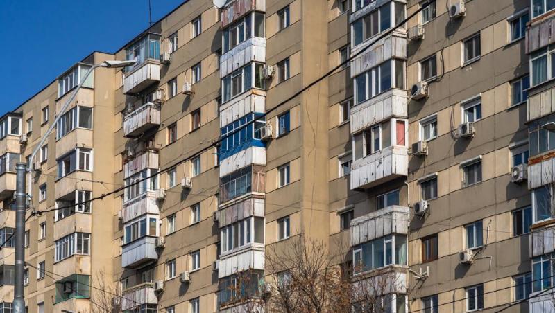 Un român și-a umplut ușa apartamentului cu afișe și reguli stricte pentru cei care trec pe lângă casa lui