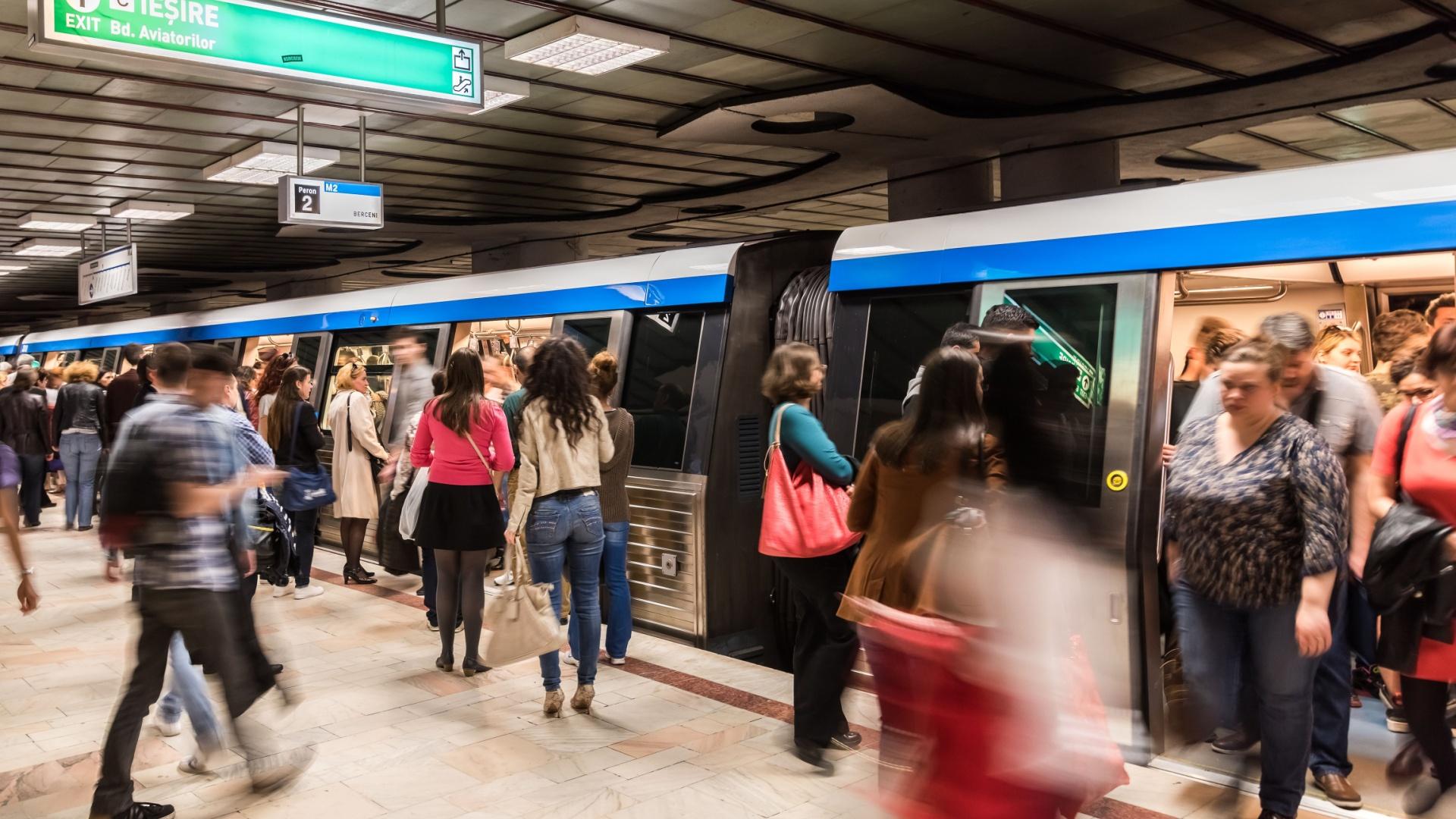 Oameni în stația de metrou București