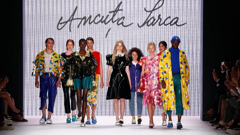 Cine este românca faimoasă care le încalță pe vedetele de la Hollywood. Creațiile ei au atras atenția la London Fashion Week