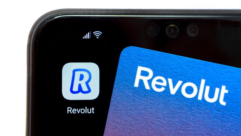 Revolut aplicație pe telefon și card revolut