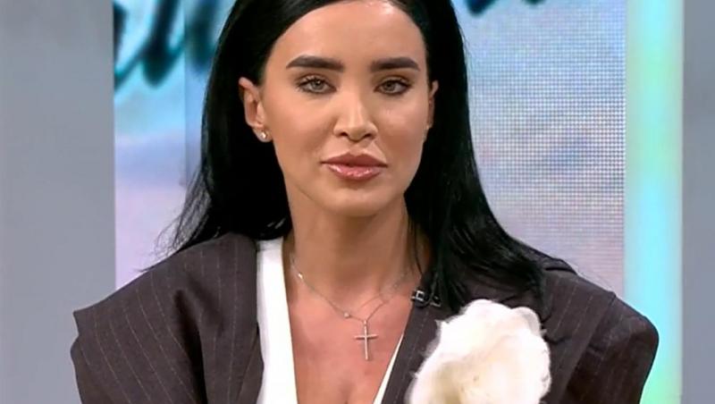 Câți bani câștigă Adelina Pestrițu. Bruneta a fost surprinsă cu brățări de peste 15.000 de dolari