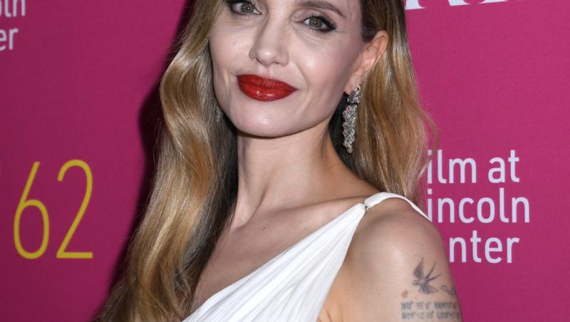 Angelina Jolie, apariție spectaculoasă la 49 de ani. A purtat o rochie albă, decoltată și a fost însoțită de copiii săi