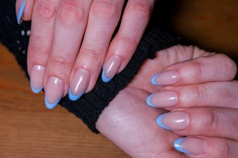 O tânără a mers la salon ca să își pună unghii cu gel, dar în scurt timp a trăit un adevărat coșmar. Ce i s-a întâmplat