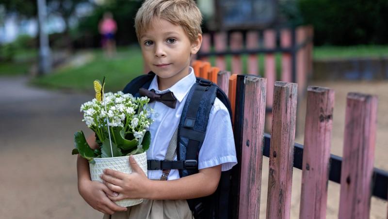 O profesoară nu a mai vrut flori în prima zi de școală. Care a fost cerința acesteia și cum au reacționat părinții