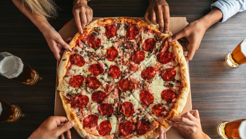 Preț record la o pizza. Cât a ajuns să coste cel mai simplu preparat al italienilor