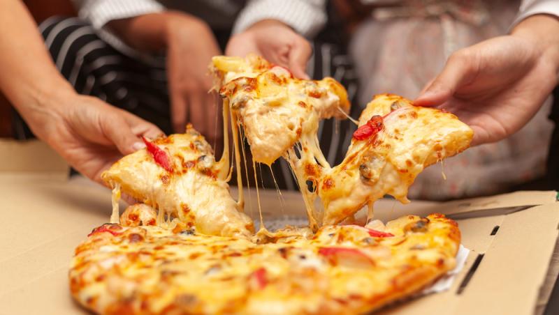 Preț record la o pizza. Cât a ajuns să coste cel mai simplu preparat al italienilor