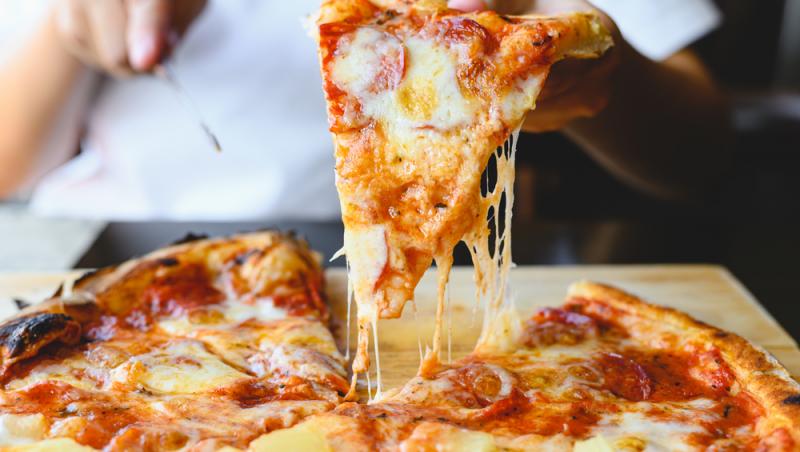 Preț record la o pizza. Cât a ajuns să coste cel mai simplu preparat al italienilor