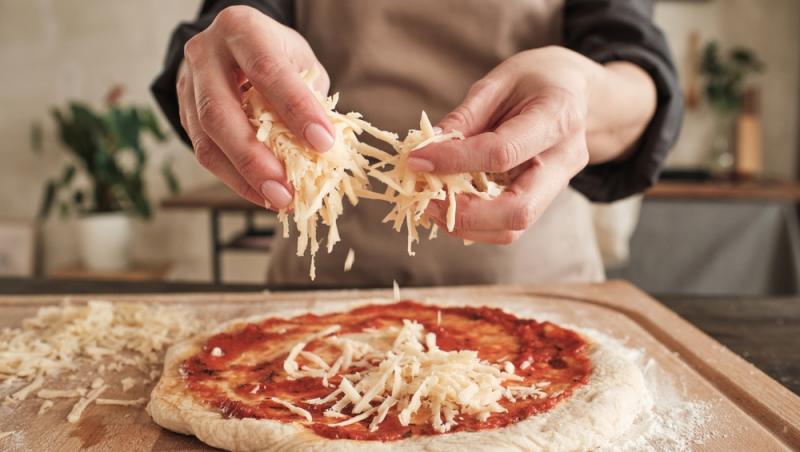 Preț record la o pizza. Cât a ajuns să coste cel mai simplu preparat al italienilor