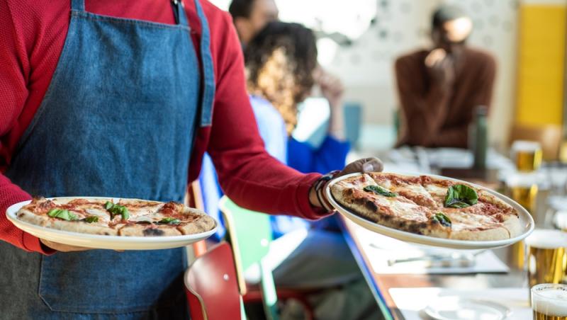 Preț record la o pizza. Cât a ajuns să coste cel mai simplu preparat al italienilor