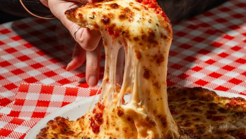 Preț record la o pizza. Cât a ajuns să coste cel mai simplu preparat al italienilor