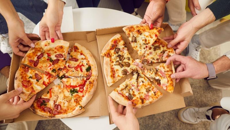 Preț record la o pizza. Cât a ajuns să coste cel mai simplu preparat al italienilor