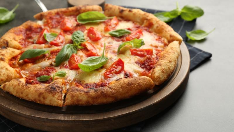 Preț record la o pizza. Cât a ajuns să coste cel mai simplu preparat al italienilor