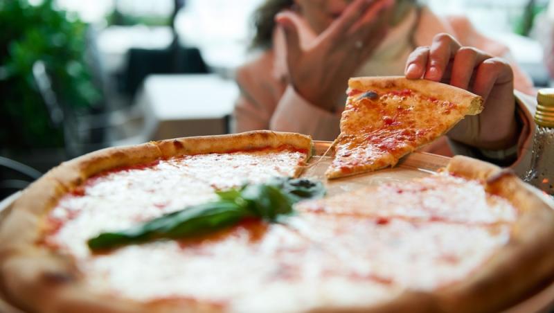 Preț record la o pizza. Cât a ajuns să coste cel mai simplu preparat al italienilor