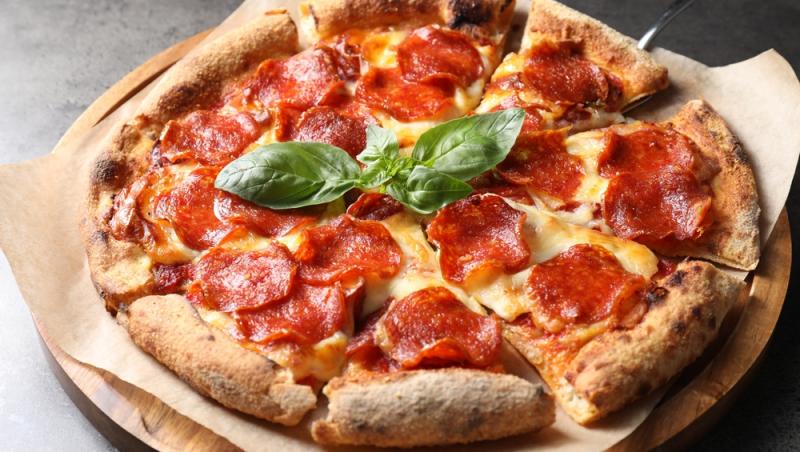 Preț record la o pizza. Cât a ajuns să coste cel mai simplu preparat al italienilor