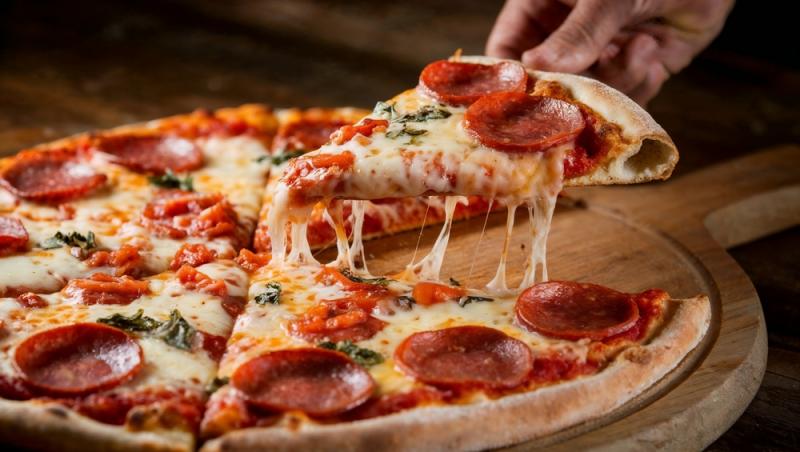 Preț record la o pizza. Cât a ajuns să coste cel mai simplu preparat al italienilor