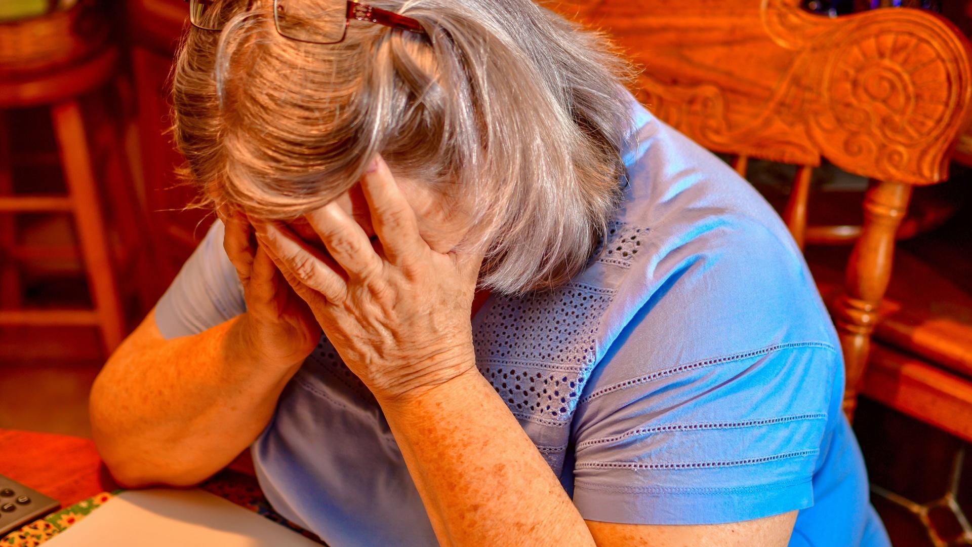 O femeie care a fost țepuită de un escroc