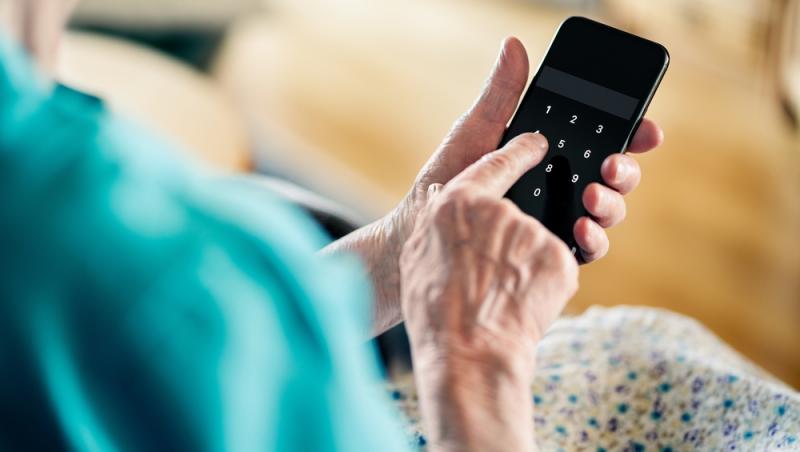 O femeie din Vâlcea a rămas fără 100 000 de euro după ce a fost țepuită de un escroc. Cum a picat în capcană