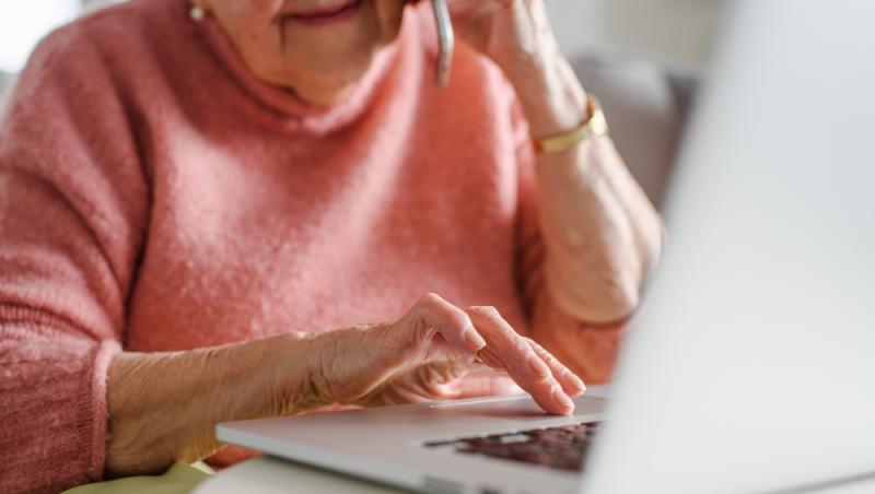 O femeie din Vâlcea a rămas fără 100 000 de euro după ce a fost țepuită de un escroc. Cum a picat în capcană