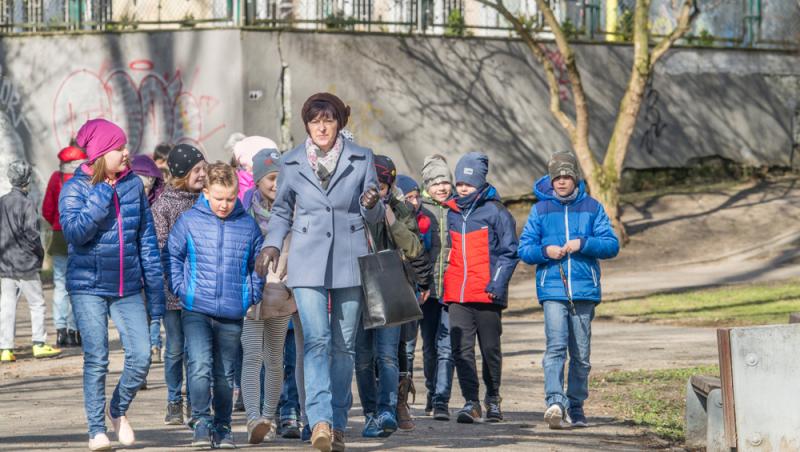 Tabere școlare în Dubai sau New York. Ce oferte revoltătoare primesc părinții pe grupurile școlare