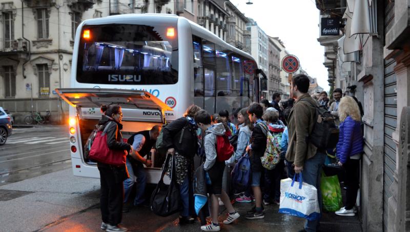 Tabere școlare în Dubai sau New York. Ce oferte revoltătoare primesc părinții pe grupurile școlare