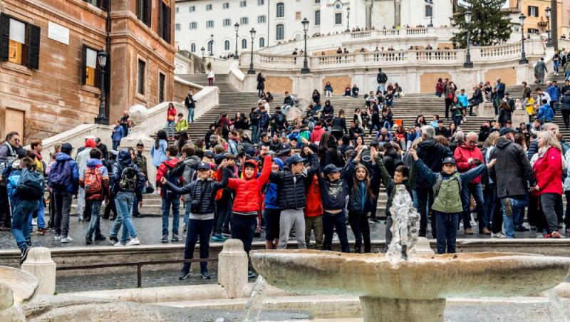 Tabere școlare în Dubai sau New York. Ce oferte revoltătoare primesc părinții pe grupurile școlare