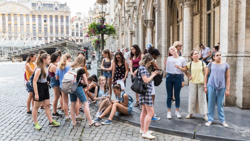 Tabere școlare în Dubai sau New York. Ce oferte revoltătoare primesc părinții pe grupurile școlare