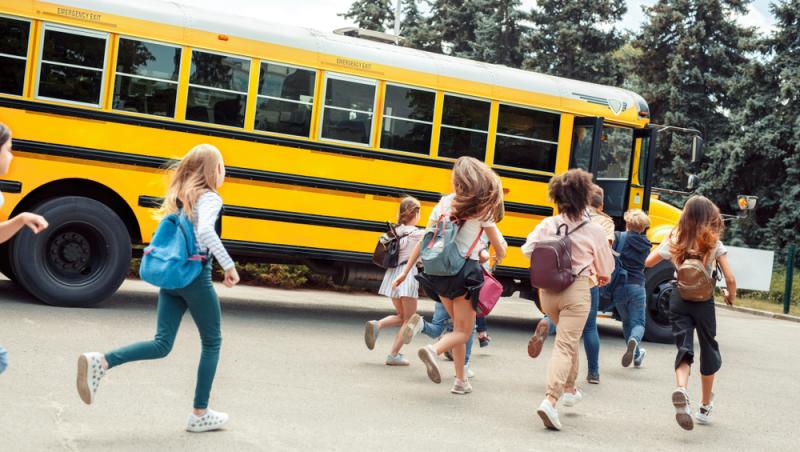 Tabere școlare în Dubai sau New York. Ce oferte revoltătoare primesc părinții pe grupurile școlare