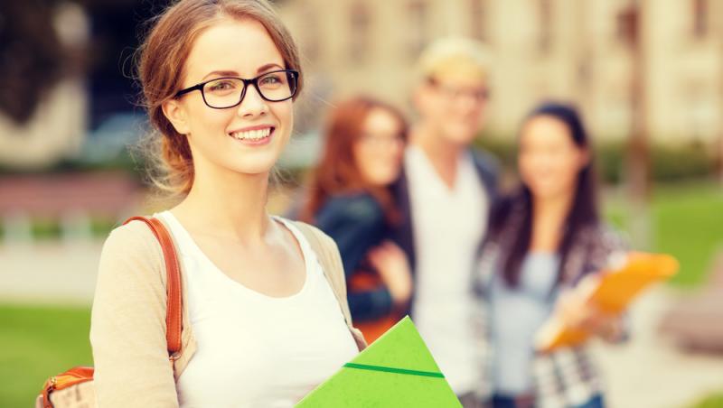 Tabere școlare în Dubai sau New York. Ce oferte revoltătoare primesc părinții pe grupurile școlare