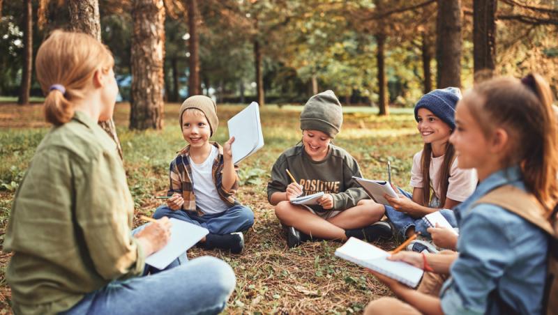 Tabere școlare în Dubai sau New York. Ce oferte revoltătoare primesc părinții pe grupurile școlare