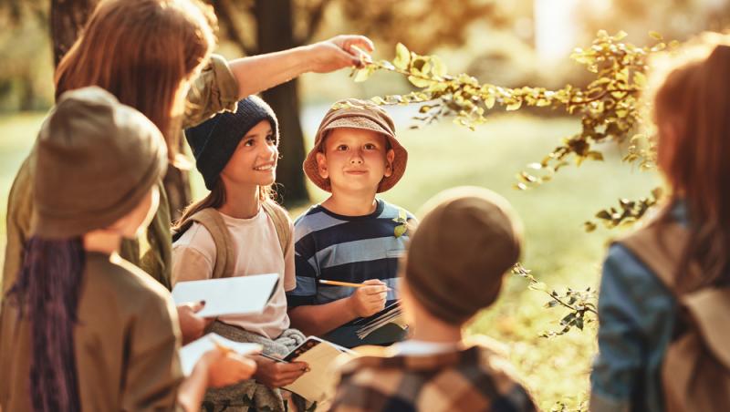 Tabere școlare în Dubai sau New York. Ce oferte revoltătoare primesc părinții pe grupurile școlare