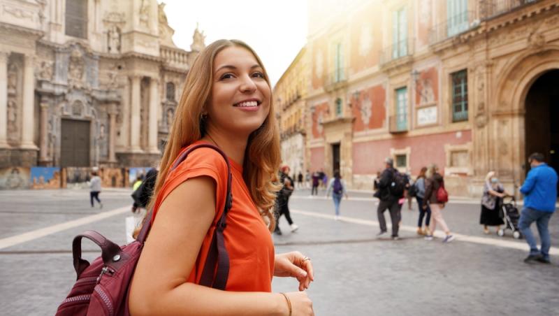 Tabere școlare în Dubai sau New York. Ce oferte revoltătoare primesc părinții pe grupurile școlare