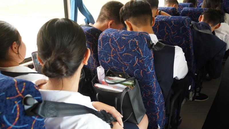 Tabere școlare în Dubai sau New York. Ce oferte revoltătoare primesc părinții pe grupurile școlare