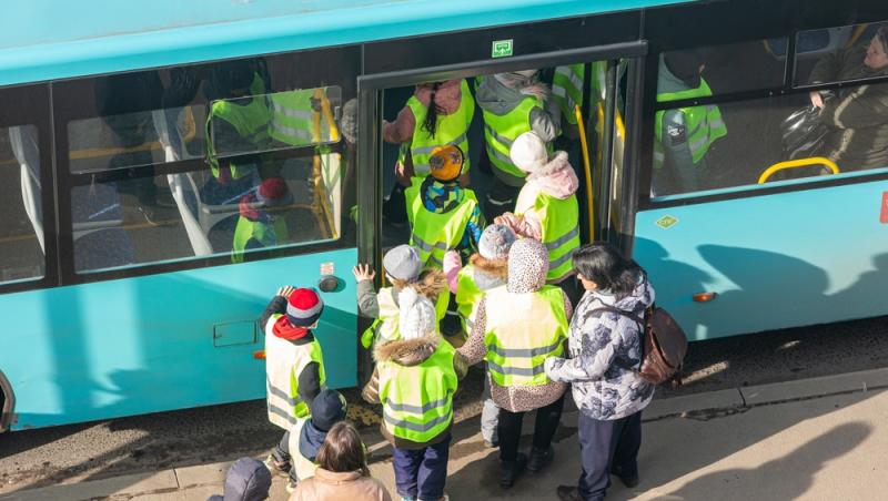 Tabere școlare în Dubai sau New York. Ce oferte revoltătoare primesc părinții pe grupurile școlare