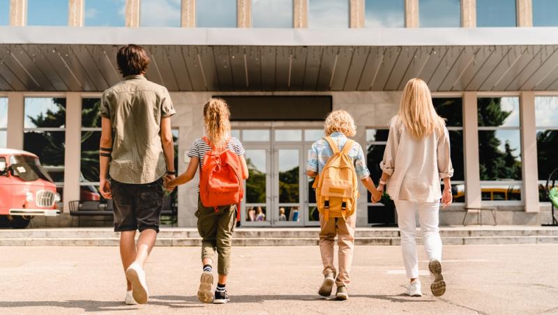 Tabere școlare în Dubai sau New York. Ce oferte revoltătoare primesc părinții pe grupurile școlare