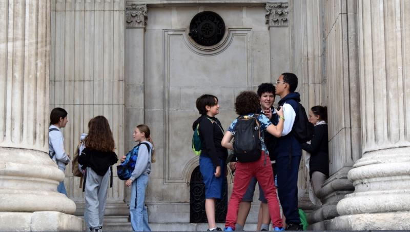 Tabere școlare în Dubai sau New York. Ce oferte revoltătoare primesc părinții pe grupurile școlare