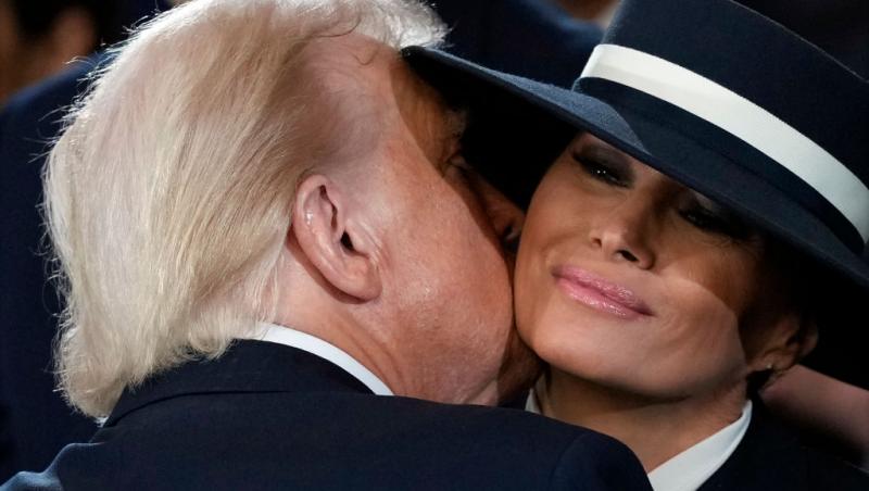 Melania Trump, apariție memorabilă! Ce ținută a ales după ce a renunțat la pălăria care a stârnit controverse la nivel mondial