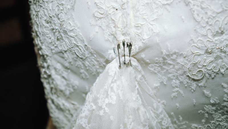 O tânără nu-și poate privi pozele de la nuntă. De ce se simte trădată de fiecare dată: „Nici măcar nu pot să mă uit la poze”