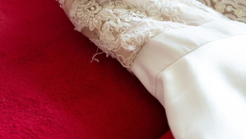 O tânără nu-și poate privi pozele de la nuntă. De ce se simte trădată de fiecare dată: „Nici măcar nu pot să mă uit la poze”