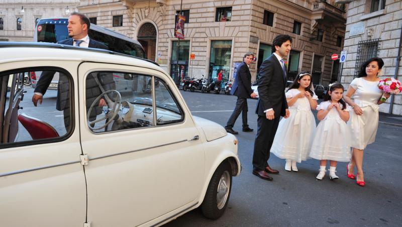 O tânără nu-și poate privi pozele de la nuntă. De ce se simte trădată de fiecare dată: „Nici măcar nu pot să mă uit la poze”