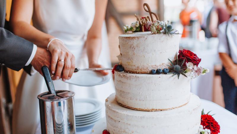 O tânără nu-și poate privi pozele de la nuntă. De ce se simte trădată de fiecare dată: „Nici măcar nu pot să mă uit la poze”