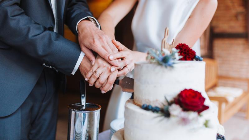 O tânără nu-și poate privi pozele de la nuntă. De ce se simte trădată de fiecare dată: „Nici măcar nu pot să mă uit la poze”