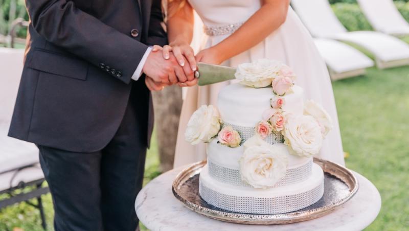 O tânără nu-și poate privi pozele de la nuntă. De ce se simte trădată de fiecare dată: „Nici măcar nu pot să mă uit la poze”