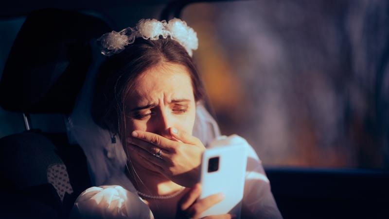 O tânără nu-și poate privi pozele de la nuntă. De ce se simte trădată de fiecare dată: „Nici măcar nu pot să mă uit la poze”