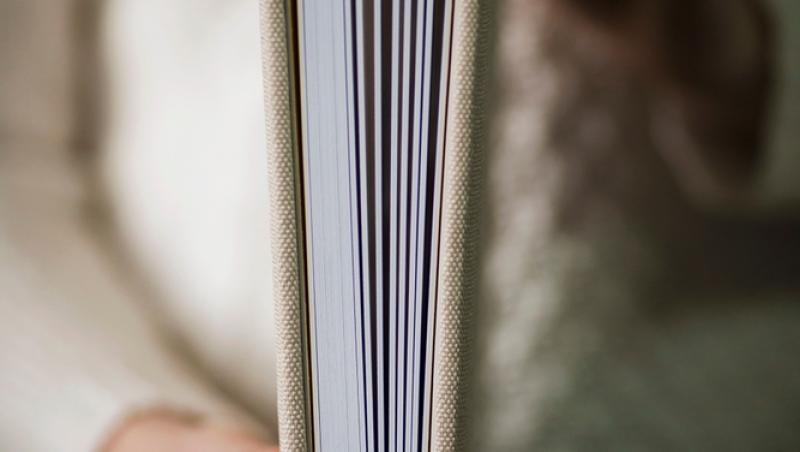 O tânără nu-și poate privi pozele de la nuntă. De ce se simte trădată de fiecare dată: „Nici măcar nu pot să mă uit la poze”