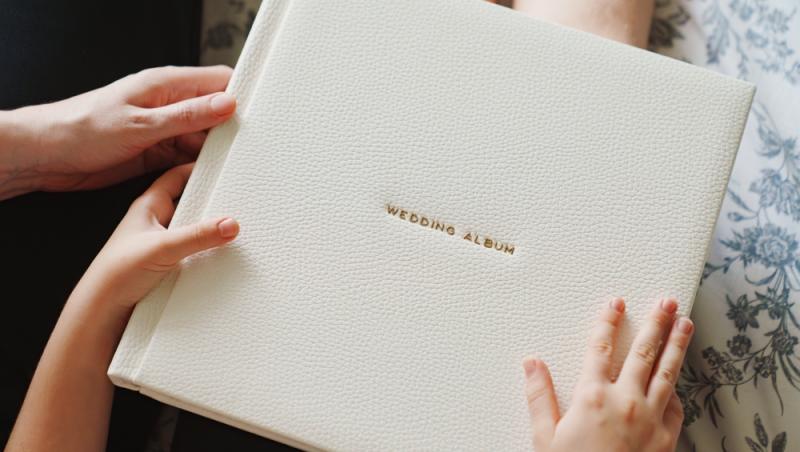 O tânără nu-și poate privi pozele de la nuntă. De ce se simte trădată de fiecare dată: „Nici măcar nu pot să mă uit la poze”